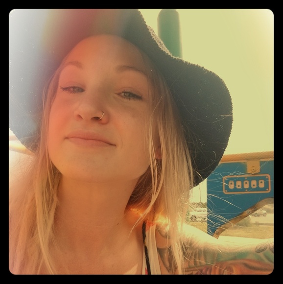 Meet your Posher, Meghan - Picture 4 of 4